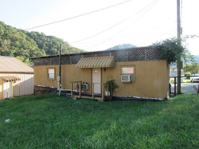 1079 S Lake Dr, Prestonsburg, KY 41653